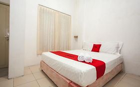 RedDoorz Syariah near Taman Bungkul